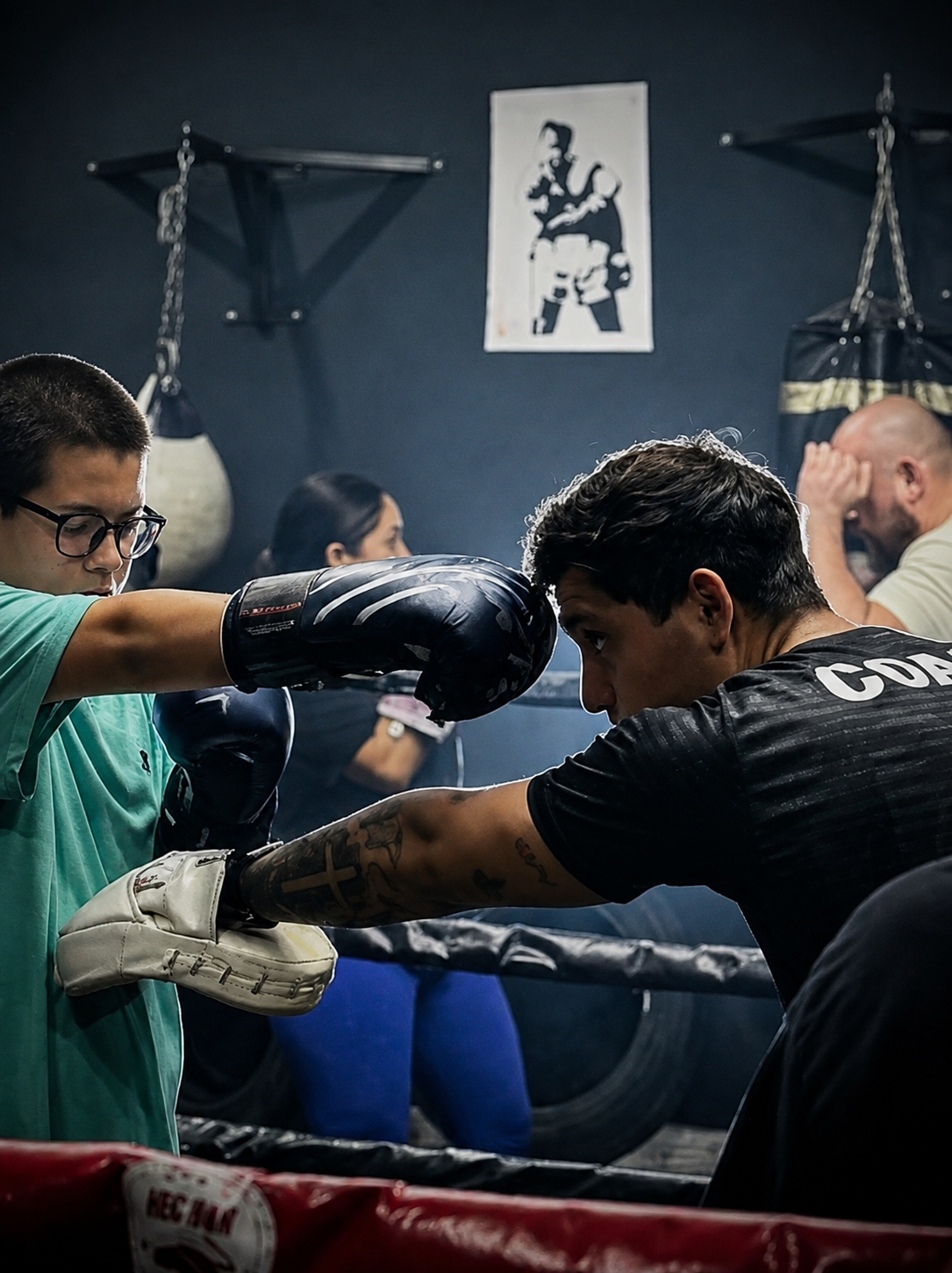 Coach MG BOX entrenando con manoplas
